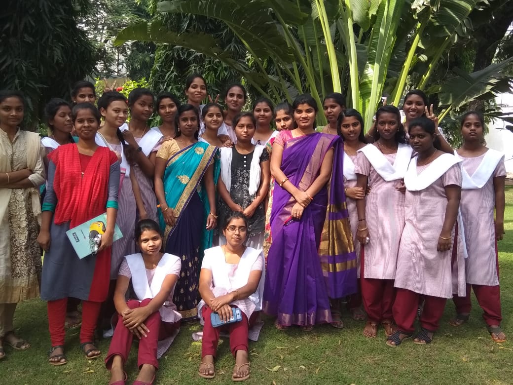 Batch group photo campus lawn